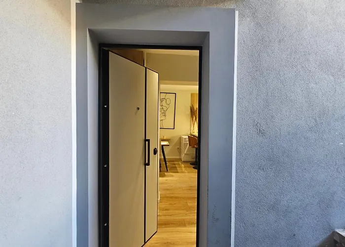 Elegant One Bedroom Myslym Shyri Apartment *