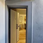 Elegant One Bedroom Myslym Shyri Apartment *